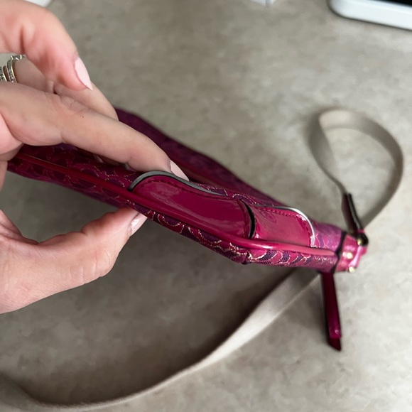 Coach Women's Poppy Signature Metallic East West Swingpack Crossbody Magenta - Picture 6 of 9